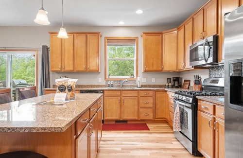 Mahtomedi House | MINNeSTAY* Just Ducky | *Host Christmas*