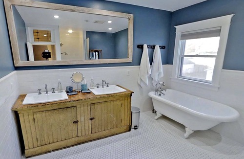 Linden Hills House | MINNESTAY* Linden Hills Luxury Charmer ★ Walk to Lake Harriet ★ Groups Welcome