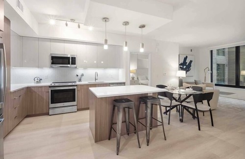 NoMa Hotel | Mins from Metro Red Line | Desk + Unlimited Wi-Fi |Noma