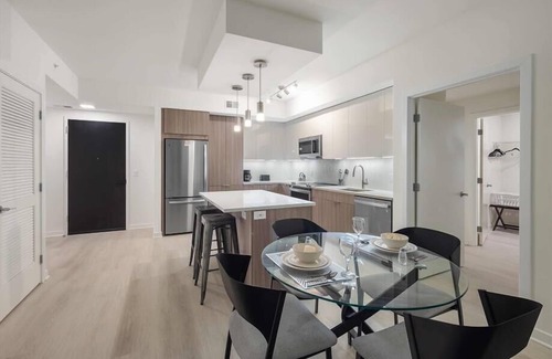 NoMa Hotel | Mins from Metro Red Line | Desk + Unlimited Wi-Fi |Noma