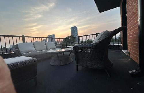 Dovercourt Park Apartment | Mins from Toronto Downtown UFT Exhibition Place