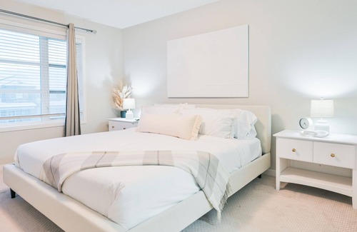 Calgary House | Mins to Airport | 3BR | King Bed| Garage| Backyard