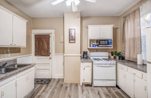 Evergreen Apartment | Mins to Downtown, Bottom Unit - Bluemoon Bungalow