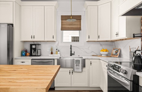 Maxwell House | Mins to Downtown Nashville | Walk to Food, Bars | Single Level Home | King Beds
