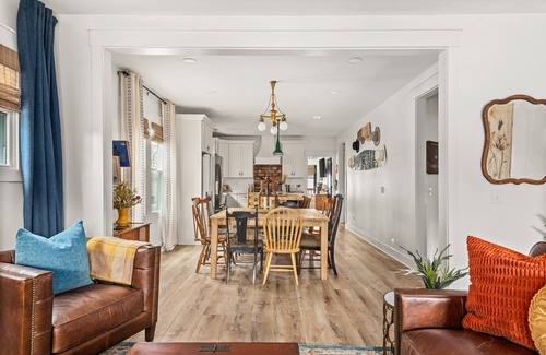 Maxwell House | Mins to Downtown Nashville | Walk to Food, Bars | Single Level Home | King Beds