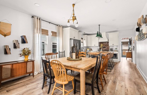 Maxwell House | Mins to Downtown Nashville | Walk to Food, Bars | Single Level Home | King Beds