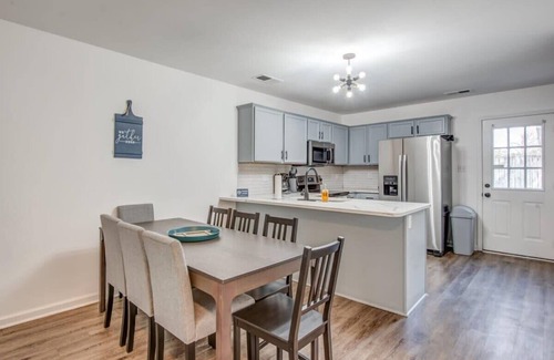 University District House | Mins to Downtown & U of Memphis! High Point Duet 1