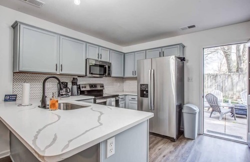 University District House | Mins to Downtown & U of Memphis! High Point Duet 1