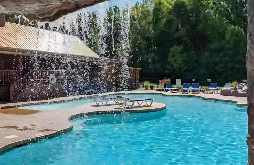 White Oak Lodge House | Mins to DT Gatlinburg~ Hot Tub~ Community Pool