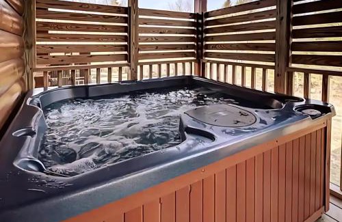 White Oak Lodge House | Mins to DT Gatlinburg~ Hot Tub~ Community Pool