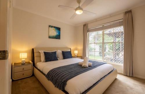 Forest Lake House | Mins to Shop n Lake 4 beds family retreat with pool