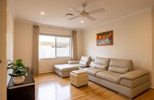 Forest Lake House | Mins to Shop n Lake 4 beds family retreat with pool