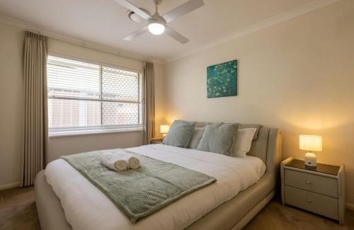 Forest Lake House | Mins to Shop n Lake 4 beds family retreat with pool