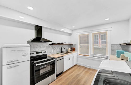 Niagara Falls Apartment | mins to the Niagara Falls with WiFi, AC, Arcade, full kitchen