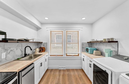 Niagara Falls Apartment | mins to the Niagara Falls with WiFi, AC, Arcade, full kitchen