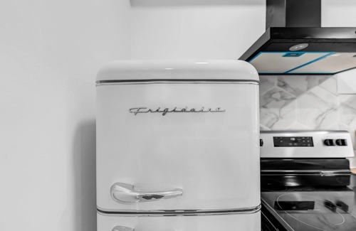 Niagara Falls Apartment | mins to the Niagara Falls with WiFi, AC, Arcade, full kitchen