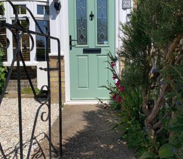 Lincoln House | Minster Cottage - Cathedral Quarter with Free Parking