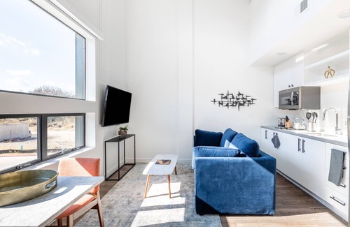East Cesar Chavez Apartment | Mint House at The Hatchery - Austin