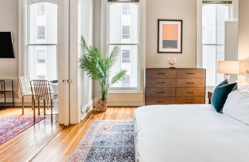 Downtown Louisville Apartment | Mint House Louisville - 4th Street