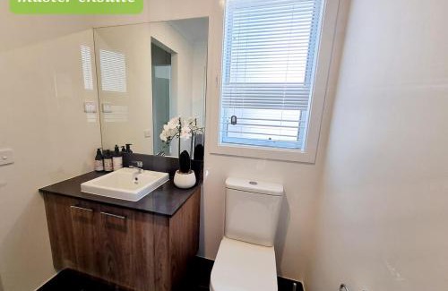 Berwick House | Minta Estate 4bedrooms Berwick home no sharing