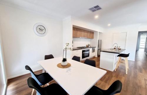 Berwick House | Minta Estate 4bedrooms Berwick home no sharing