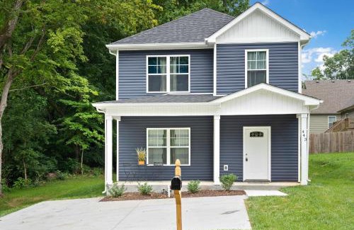 Clarksville House | Minutes from Downtown - The Comfy Navy Nestler