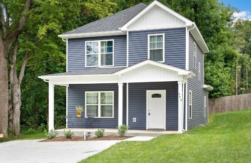 Clarksville House | Minutes from Downtown - The Comfy Navy Nestler