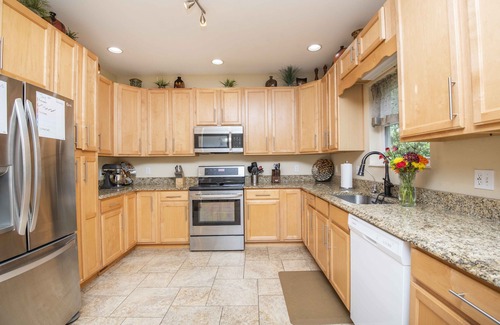Sevierville Ski Chalet | Minutes from Parkway, huge yard, spacious 4/3, pets welcome