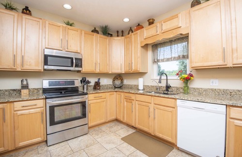 Sevierville Ski Chalet | Minutes from Parkway, huge yard, spacious 4/3, pets welcome