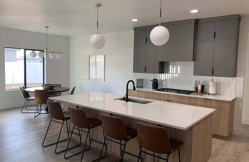 Kimberly House | Minutes from Shoshone Falls! Family sized home with office & stocked kitchen.