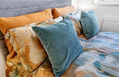 Dover Apartment | Minutes from the port of Dover, free WiFi, free offroad private parking and rated a guest favourite on Air b nb!
