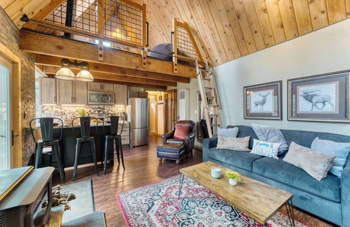 Truckee House | Minutes to Donner Lake | Lofted A-Frame-Inspired Design + Deck | Jeffrey Pines