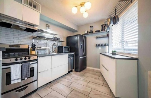 East Riverside - Oltorf Condo | Minutes to downtown Patio Free Parking TV in room