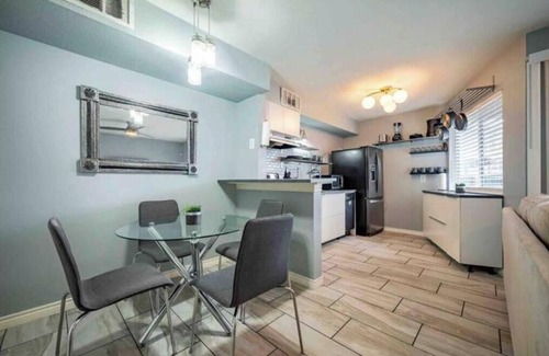 East Riverside - Oltorf Condo | Minutes to downtown Patio Free Parking TV in room
