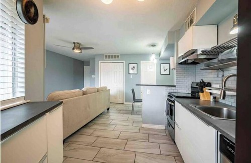 East Riverside - Oltorf Condo | Minutes to downtown Patio Free Parking TV in room