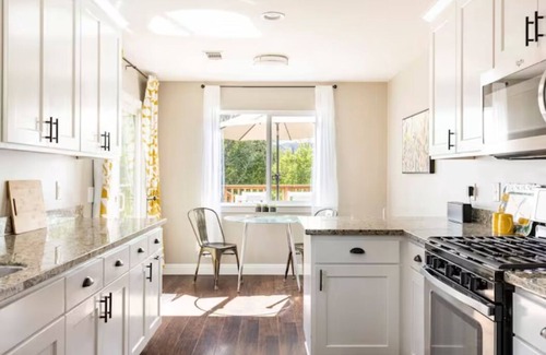 Atascadero House | Minutes to downtown & wineries. private yard, bocci court, BBQ