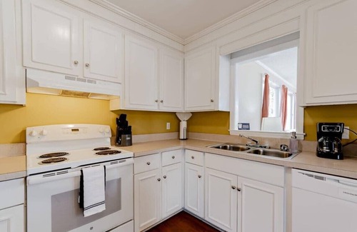 Hopkins House | Minutes to Fort Jackson- Stay at the Breeze on Inn