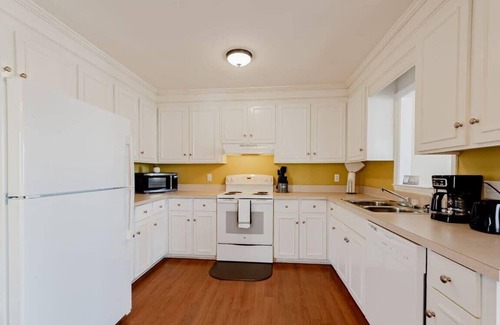 Hopkins House | Minutes to Fort Jackson- Stay at the Breeze on Inn