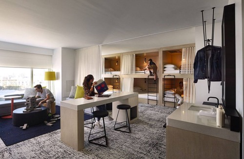 Fairlie-Poplar Historic District Hotel | Minutes to Georgia Aquarium and Zoo Atlanta! Onsite Parking, Pets Allowed!