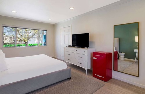 Piedmont Avenue Hotel | Minutes to Good Old Lake Merritt! Pet-friendly modern-retro style motel