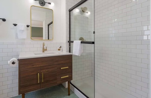 Piedmont Avenue Hotel | Minutes to Good Old Lake Merritt! Pet-friendly modern-retro style motel