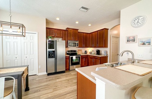 Ruskin House | Minutes to I-75 & HWY-41! Private Room w/WIFI, Queen Bed, Desk & TV