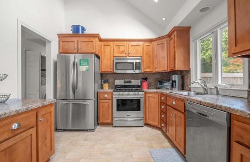 South Harwich House | Minutes to Red River Beach Dog Friendly