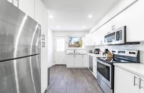 Burlington House | Minutes to Stunning Lakefront - 2 King Beds