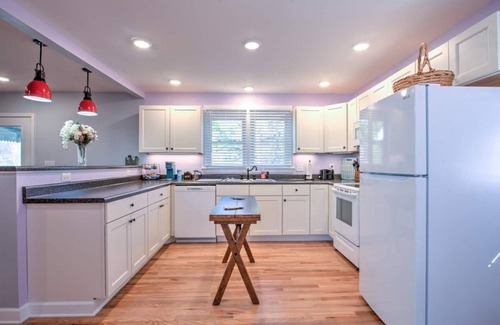 Bristol House | Minutes to the iconic State Street & King University. Local park in back yard!