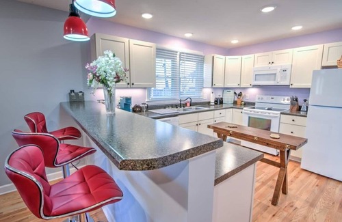 Bristol House | Minutes to the iconic State Street & King University. Local park in back yard!