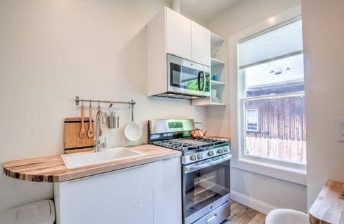 Central Midtown Apartment | Miraculously Modern in a Vintage Shell Midtown