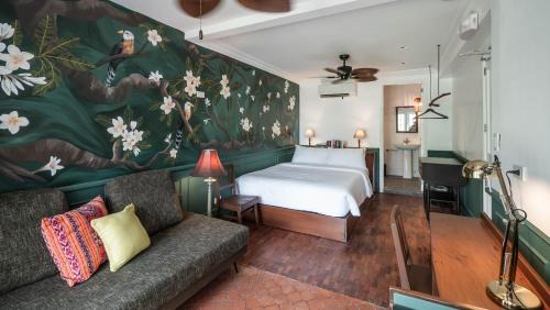 Bagong Lipunan Ng Crame House | MIRANAMIN NEST Elegant Home in MiraNila Heritage Compound, Pet Friendly, with Rooftop, Kitchens - Perfect for Reunions, Team Building