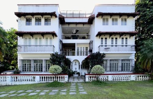 Bagong Lipunan Ng Crame Apartment | MiraNamin Nest LANTANA SUITE in Unique Historic Home with Garden Access, Rooftop, Bathtub, Private Kitchen