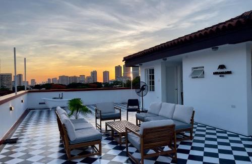 Bagong Lipunan Ng Crame Apartment | MiraNamin Nest LANTANA SUITE in Unique Historic Home with Garden Access, Rooftop, Bathtub, Private Kitchen